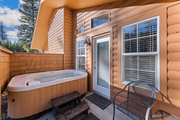 Hot tub on the river! 1 K bed!