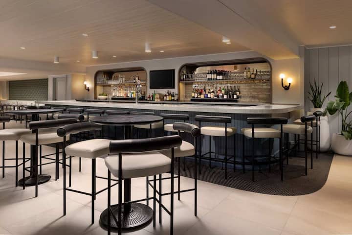 Close to Newport Vineyards + On-site Dining & Gym