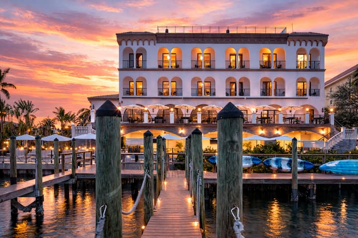 Walk to St. Pete Beach + Rooftop Lounge & Pool