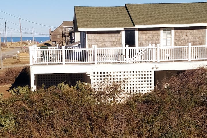 The Little Cottage (Walk to the beach!)
