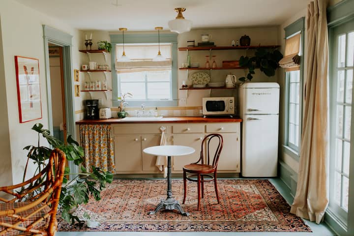Birch Cottage: midtown charm & driveway parking