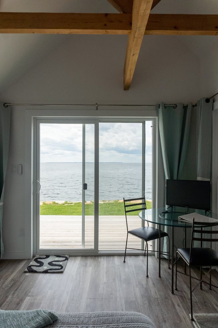 “The Cove” cottage on the bay