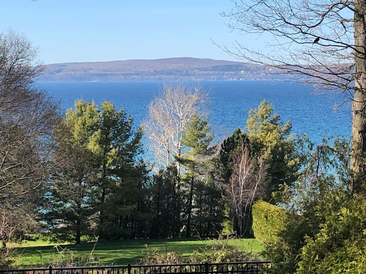 Water view Getaway, steps to Downtown Petoskey