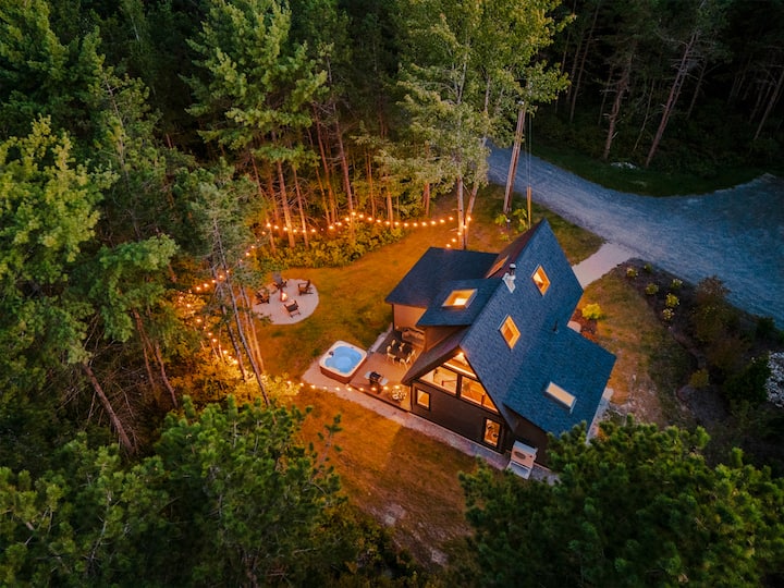 HotTub+Firepit/5 min to DockSquare, Dining, Beach