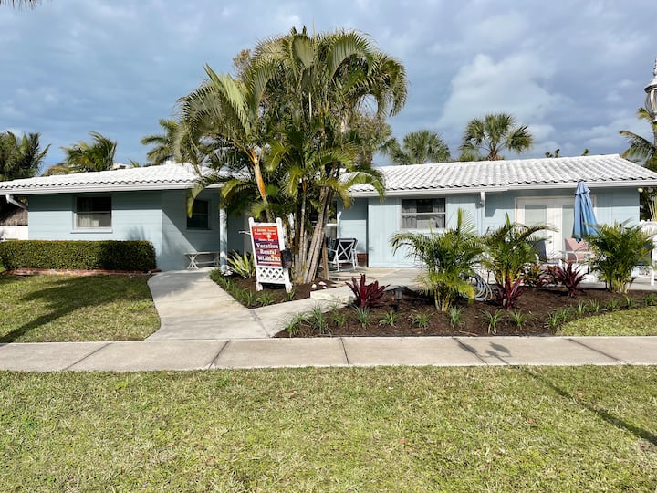 Siesta Key Beach & Village 2BR/2BA Steps to Beach