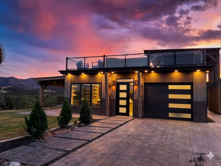 Premium Modern Retreat with Rooftop Spa and BBQ
