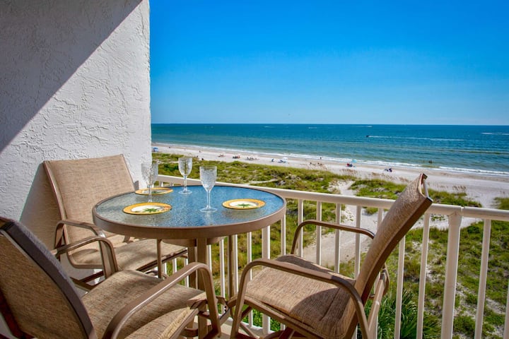 Beachfront Condo Near Shops, Food & Activities.