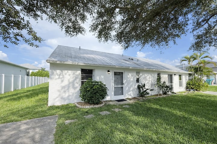 Cozy 2 bedroom Home. Cape Coral