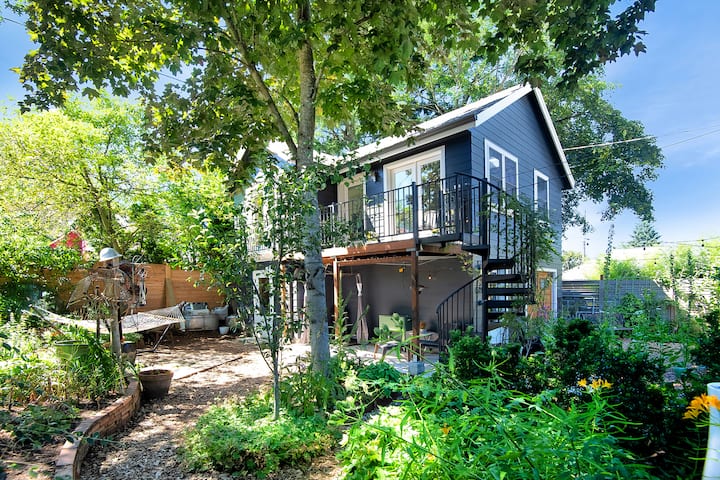 Spacious, bright garden studio on Peninsula Park
