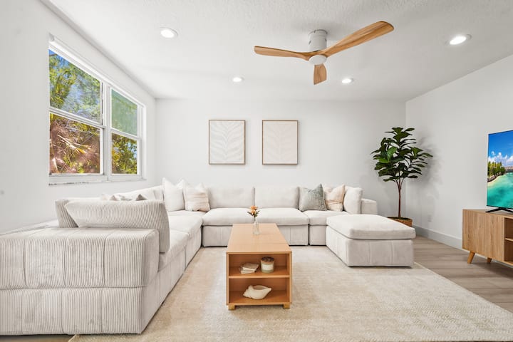 Coastal Hideaway: Guest House 5 min to NBP & UTC!