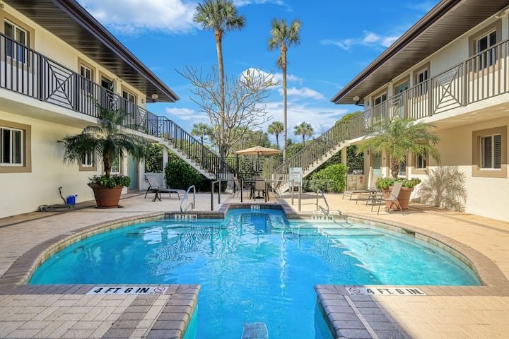 Downtown Naples Beach Condo, Off of Famous 5th Ave