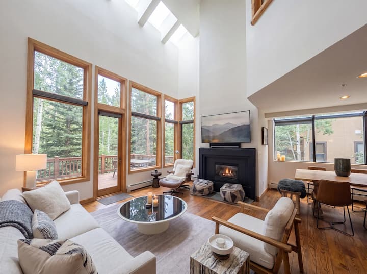 Stunning Views, Private Hot Tub, Walk-to-ski