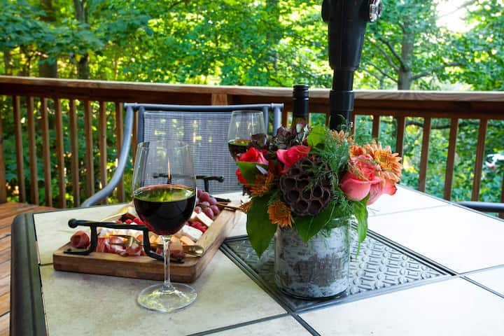 Cozy Log Cabin | Romantic Stay | Walk to Saugatuck