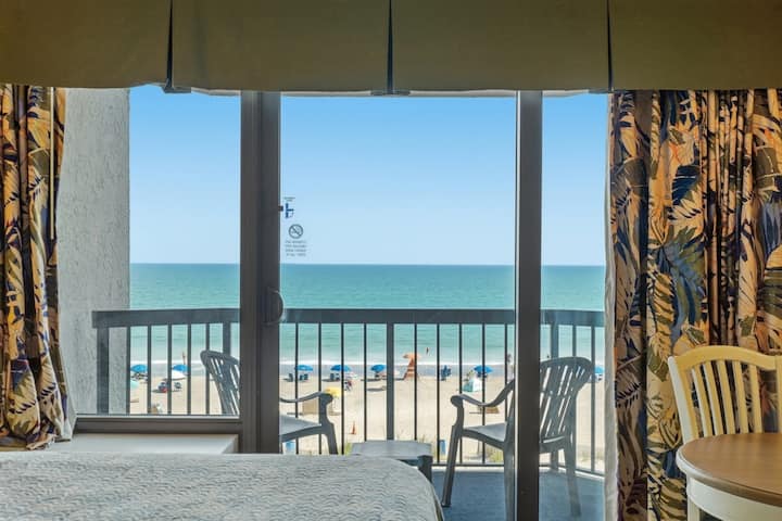 Oceanfront Couple Retreat with Beachfront Balcony