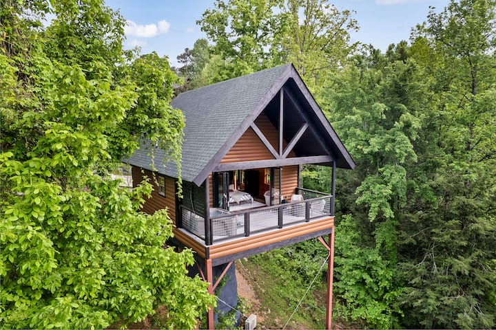 Romantic Couples Treehouse! Theatre! 3 min to PF!