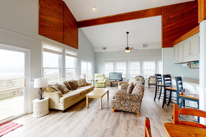 Oceanfront home w/ WiFi, kitchen & side deck