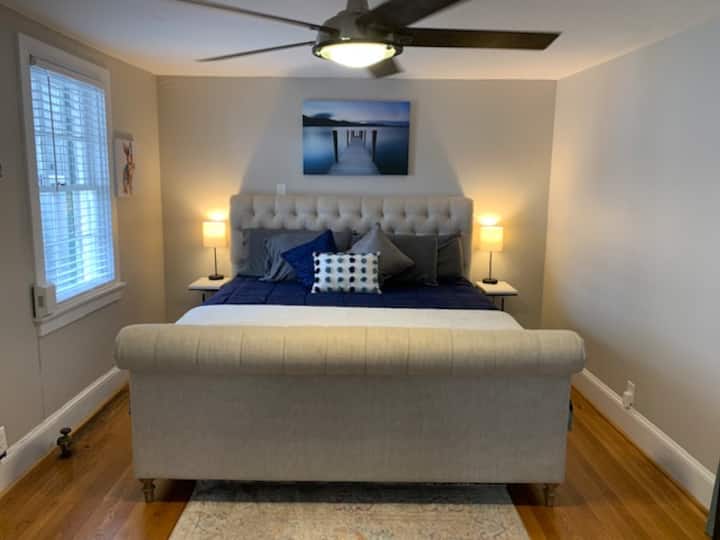 Your Hideaway awaits/1-bedroom downtown pad.