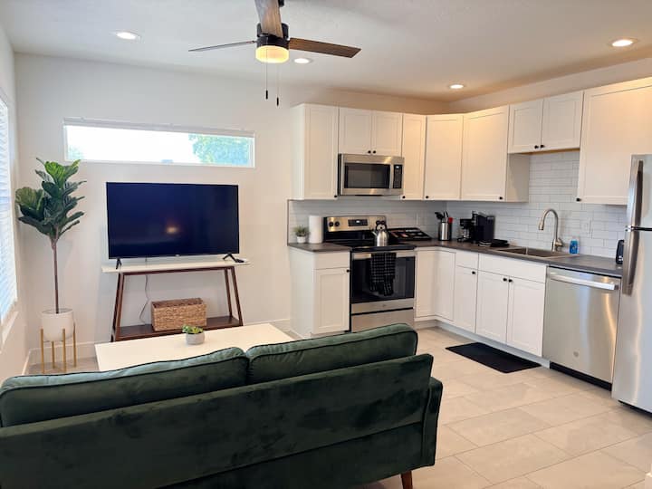 Private Guesthouse - Near Downtown - Full Kitchen