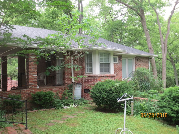 Cottage in Tall Trees of West Nashville