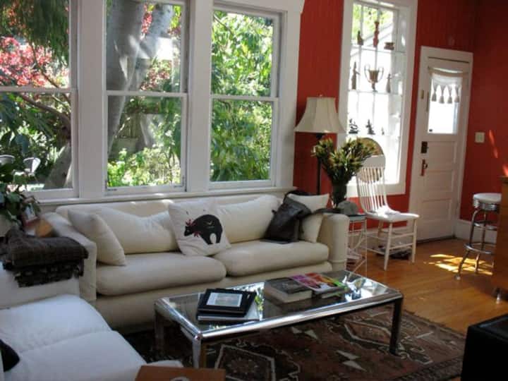 Airy private room in quiet home, Castro