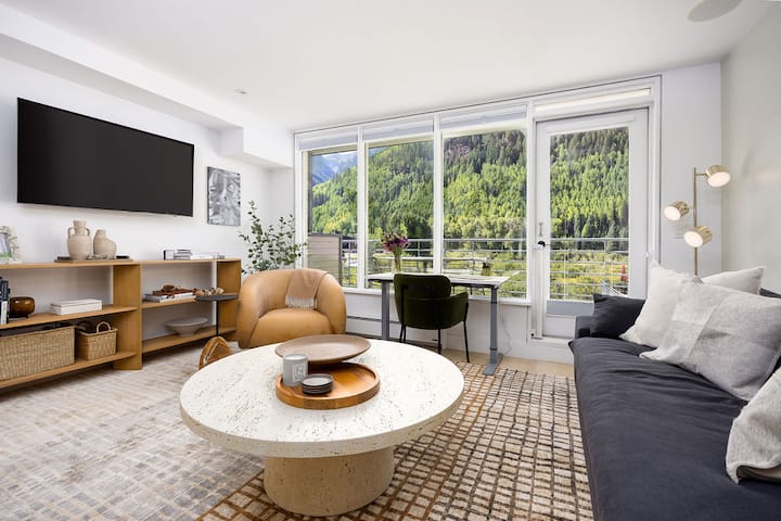 The Ridgeline: Mountains & Main