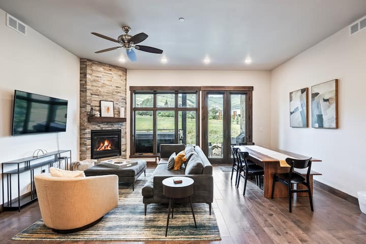 Bright townhouse w/ pool, hot tub & patio