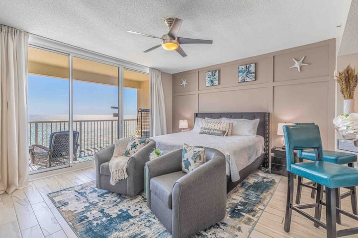 Upscale Beachfront Studio! Beach Service Included!