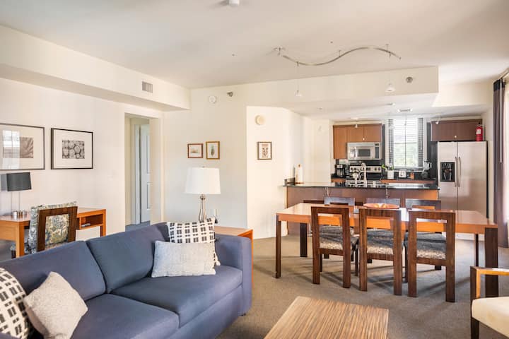 Beautiful Lg 2 Bedroom with Pool, Lake, & Mt views