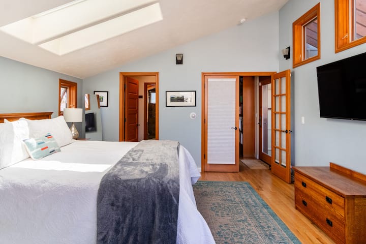 Luxurious Private Suite Close to Trails AND Town