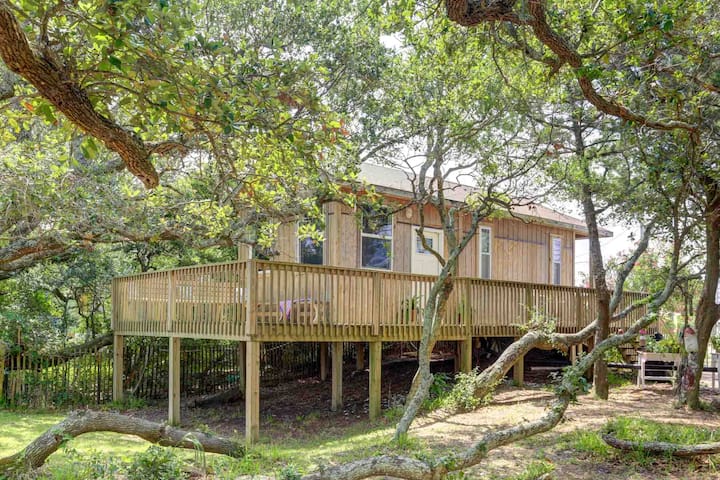 Barefoot Bungalow, steps from the Pamlico Sound