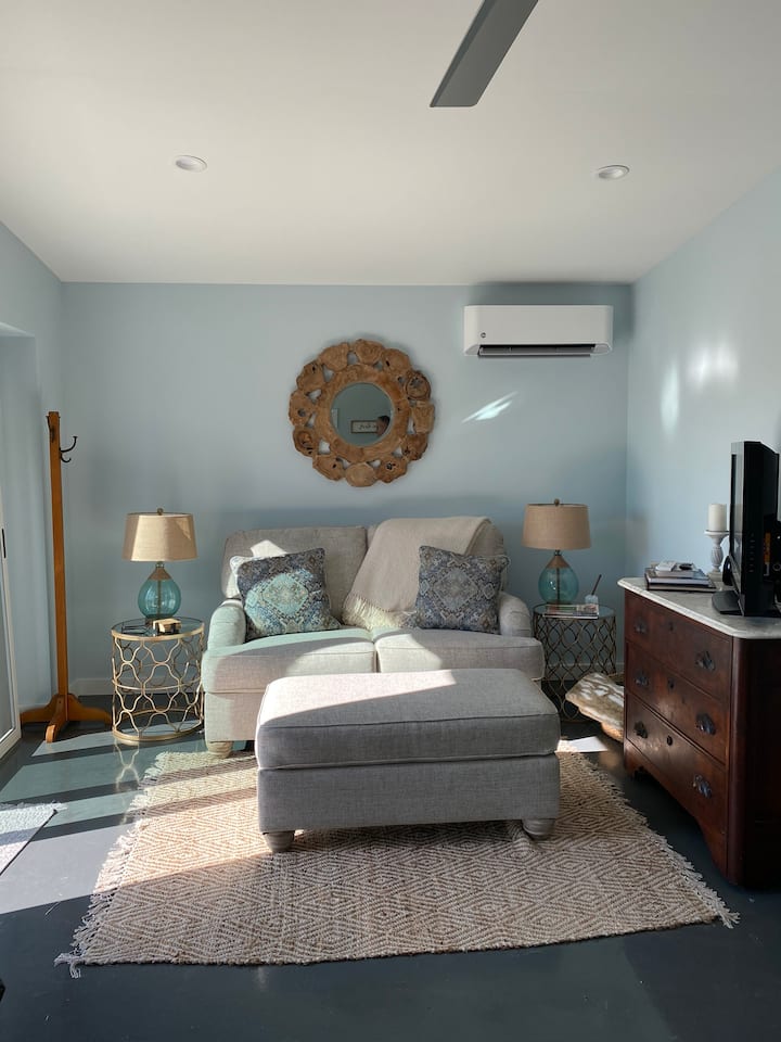 Baybreeze Bungalow
Luxury Couple’s Retreat