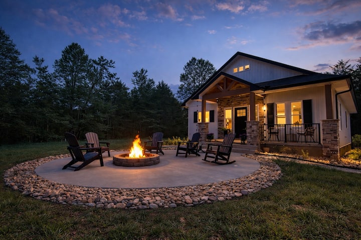 Harrison's Place - Huge Outdoor Space - Views!