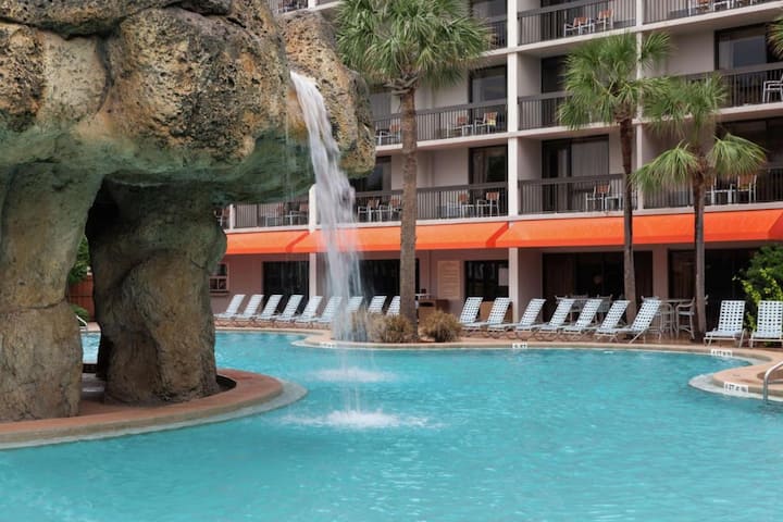 *Jacksonville Beachfront | Pool + Free Breakfast