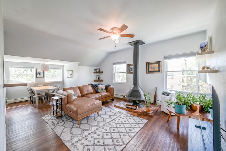 Cap Hill Condo in Historical Poet's Row