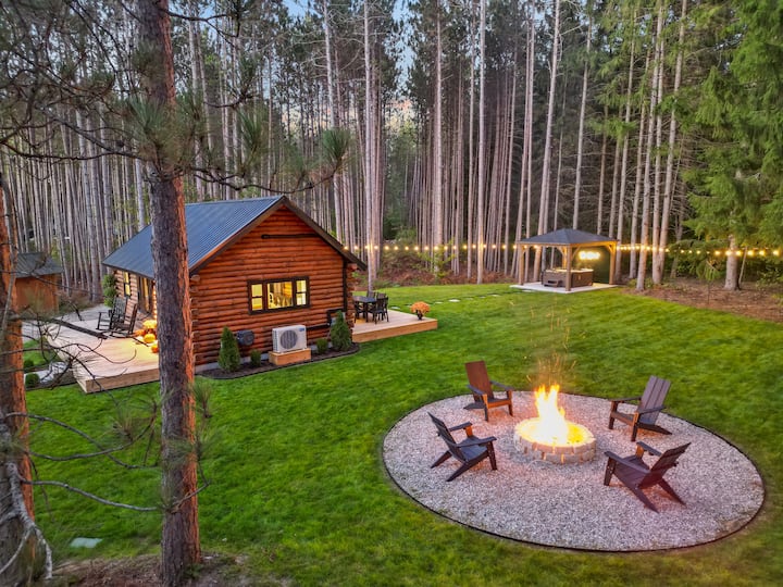 Luxury Couples Retreat W/Hot Tub in Traverse City!