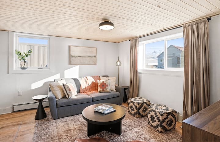5 Min Walk to the Bay- Stylish Downtown Apartment