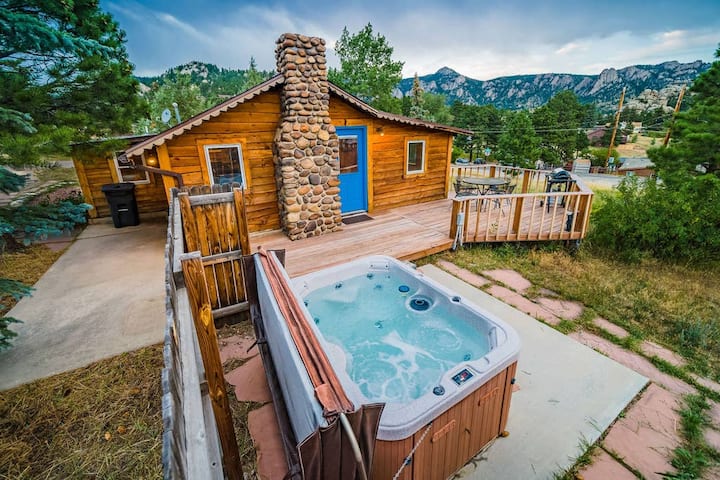 Historic 1br downtown cabin! Hot tub and views