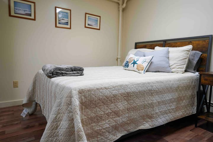 Quaint condo in Heart of Hyannis - The Cotuit Room