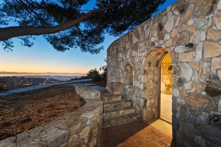 Casa Grotto, Romantic Stone Cottage w/ Ocean Views