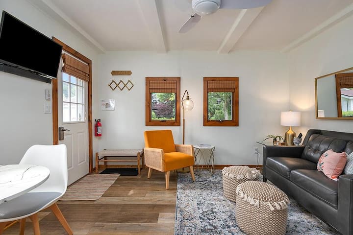 2min walk Downtown | Outdoor Patio | Pet Friendly
