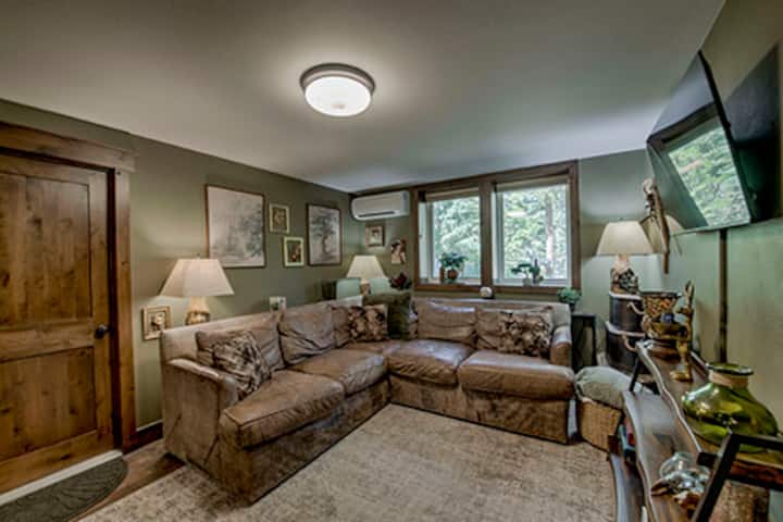 Speakeasy Retreat, Pet friendly, near Main/Resort