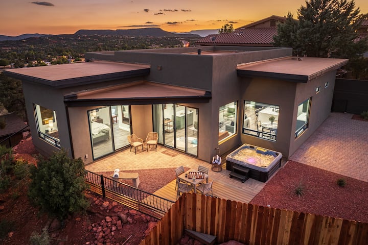 New! Sedona Hilltop Haven-Luxury, Views & Hot Tub!