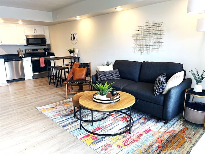 Prime Condo | Pool + Gym Amenities