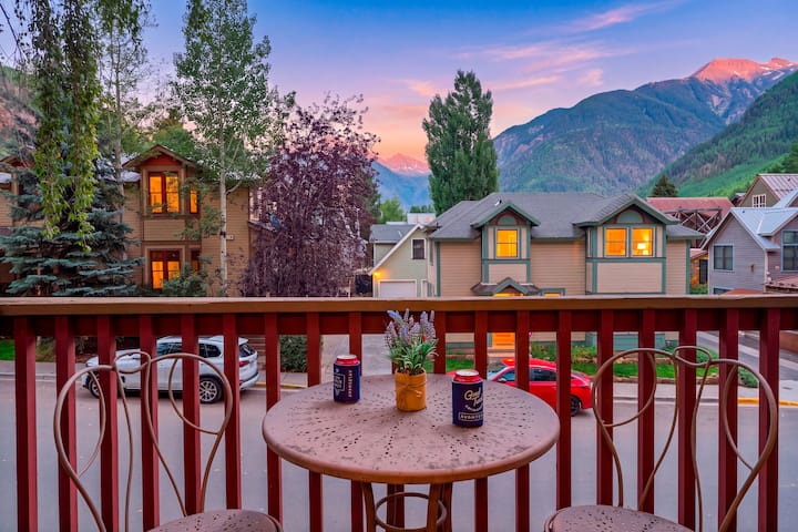 Private Sauna • Sunlit Chalet • Steps to Gondola