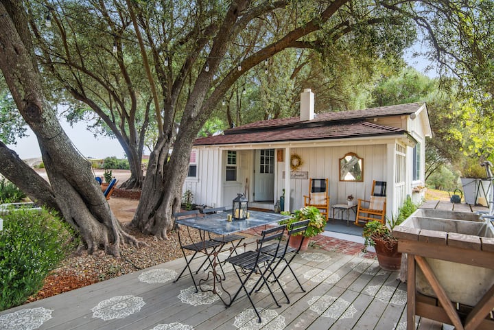 Vintage Cottage - on vineyard + feat. on Netflix