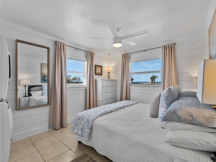 1 Bd 1 Ba Modern Unit with Private Beach Access