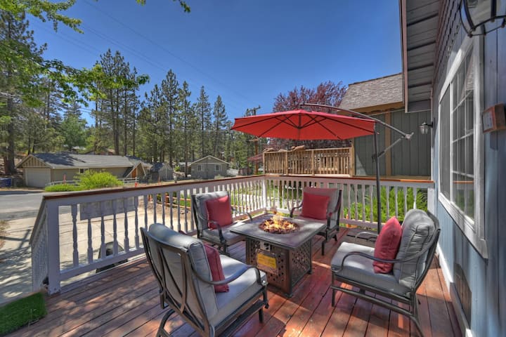 Romantic Hot Tub Cabin! Family Fun! Remote Work!