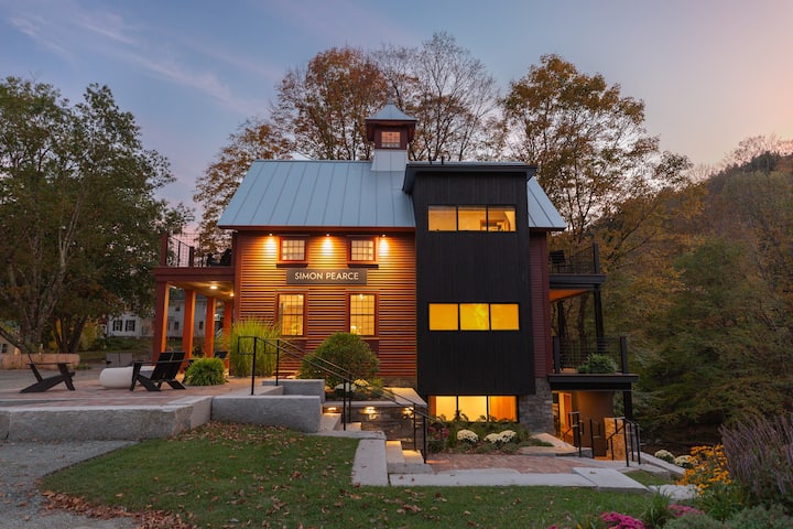 Cozy riverfront Stowe getaway 