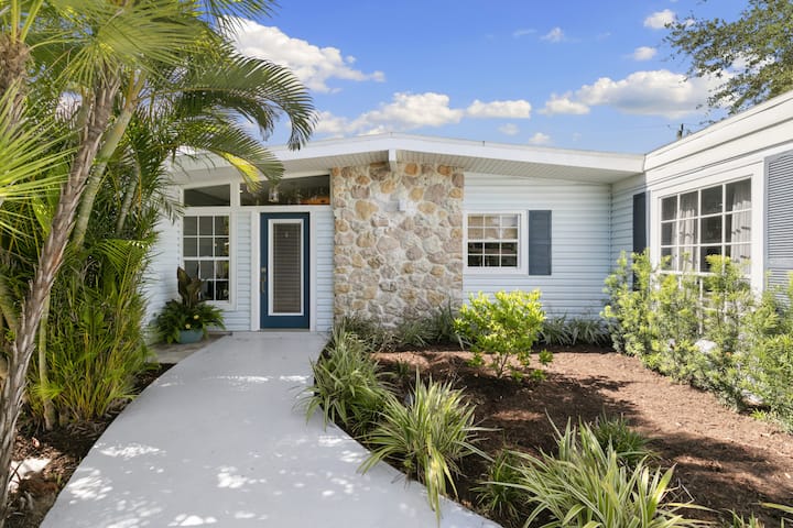 Emerald Palm Villa, 2 bed / 2 bath with pool