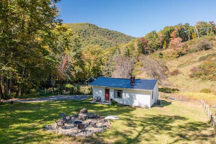 Secluded Cottage on the Farm-close to Parkway